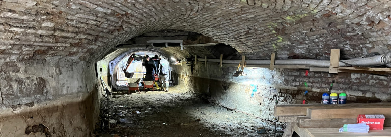 Bauarbeiten im Kanal unter dem Barfüßer-Kreuzgang