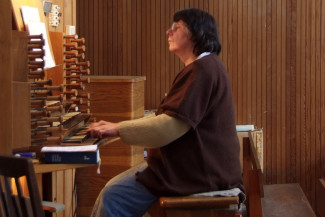 Frau Kemmether an der Orgel