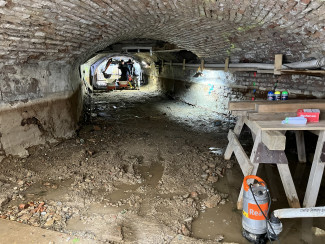 Bauarbeiten im Kanal unter dem Barfüßer-Kreuzgang