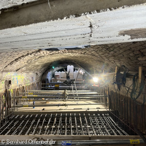 Arbeiten an neuer Betonplatte im Kanal